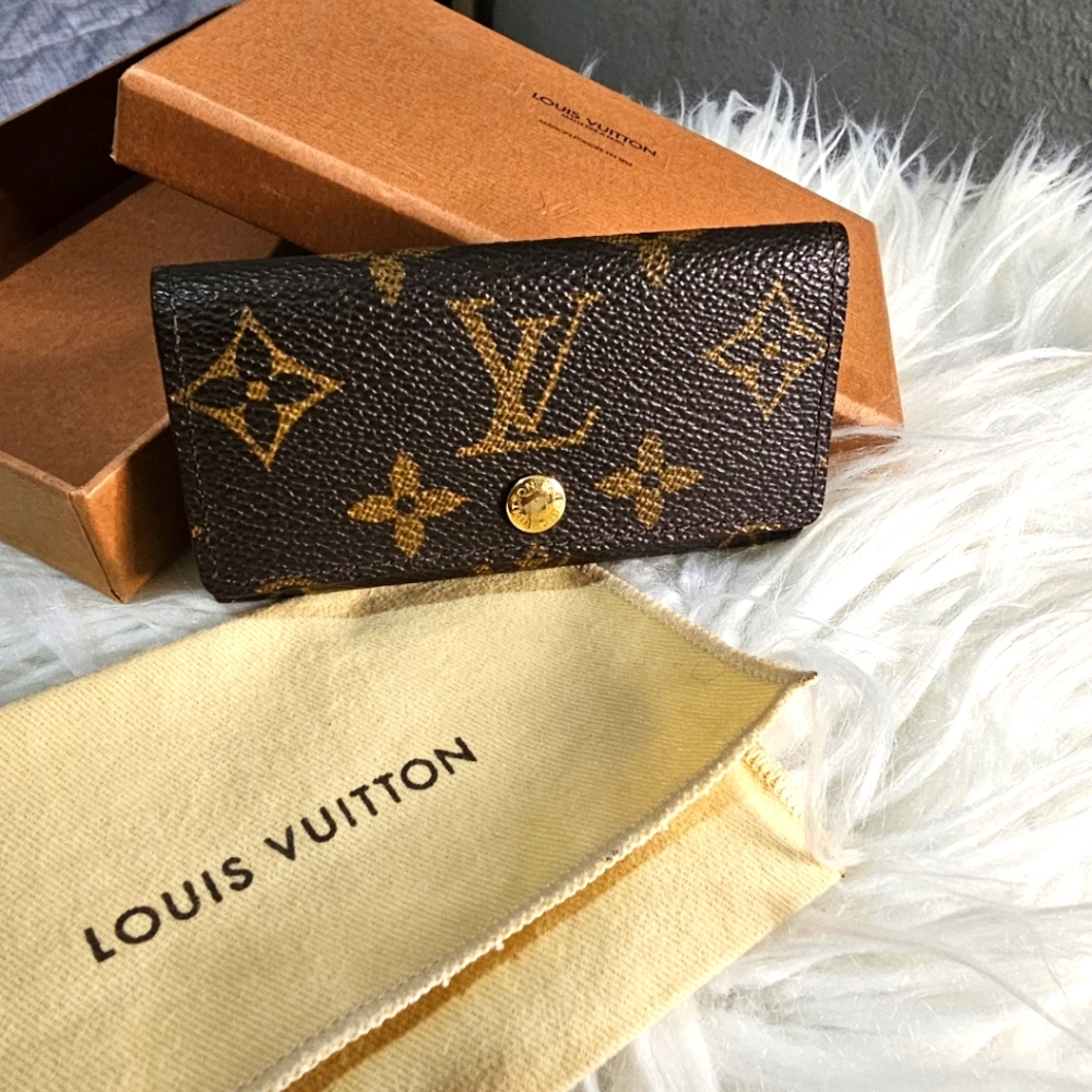 SALE- LOUIS VUITTON Keychain Holder - FALL BACK SALE